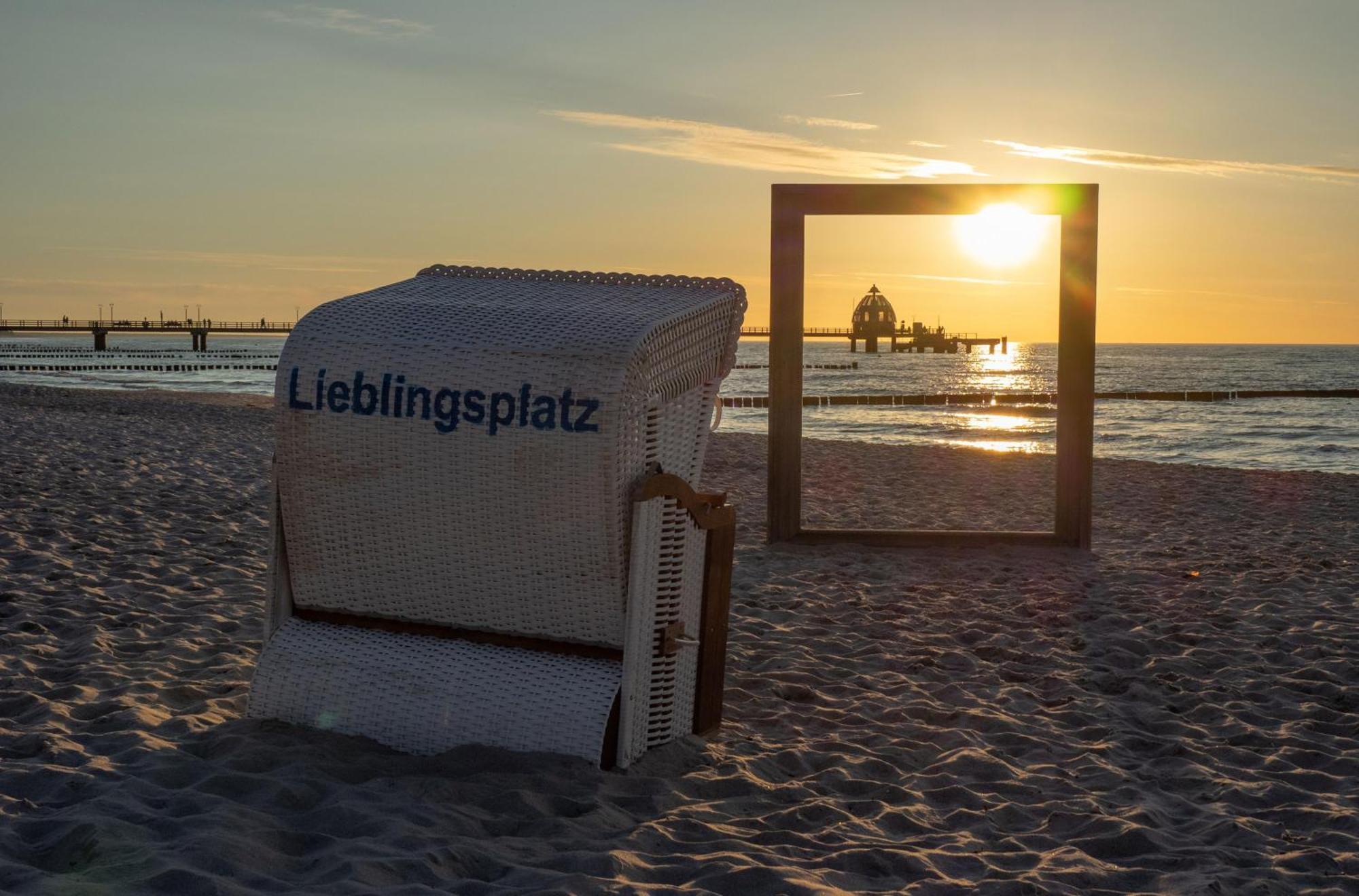 Krosse Krabbe An Der Seebruecke Zingst Esterno foto