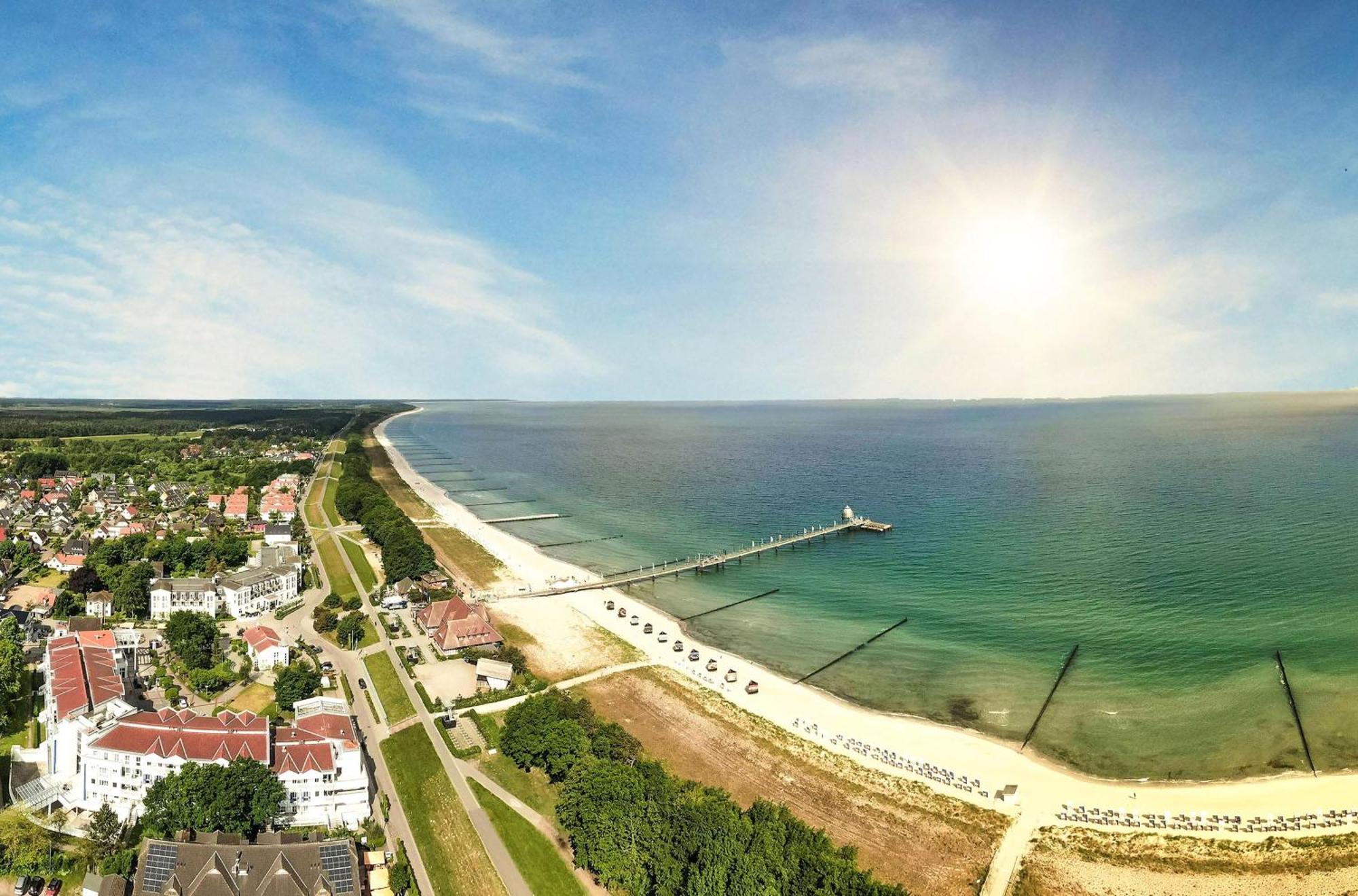 Krosse Krabbe An Der Seebruecke Zingst Esterno foto